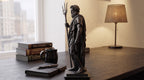 Statua Poseidone nera opaca in resina con tridente per arredo moderno e stile Dark Academia