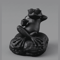 Statua rana relax nera opaca con occhiali da sole e bibita in mano, design moderno e divertente in resina per decorazione casa e ufficio