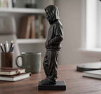 Statua Scheletro Streetwear in Resina Nera – Scultura Ragazzo Chill con Felpa e Cappuccio | Arredo Moderno Urban, Gothic & Desktop