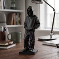 Statua Scheletro Streetwear in Resina Nera – Scultura Ragazzo Chill con Felpa e Cappuccio | Arredo Moderno Urban, Gothic & Desktop