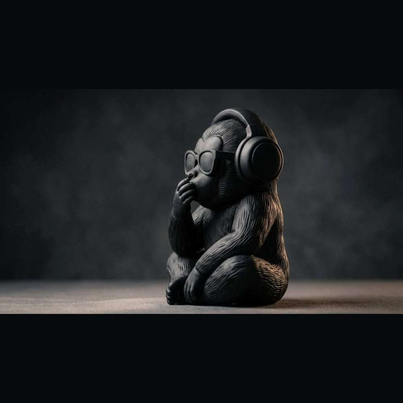 Statua Scimmia DJ con Cuffie e Occhiali Nera Opaca – Statuetta Pop Art Modern "Non Parlo" da Scrivania