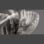 Statue Vénus sur un coquillage en résine blanche effet plâtre – Sculpture de la déesse de l’Amour et de la Beauté – Décoration classique pour la maison et la salle de bains