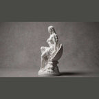 Statue Vénus sur un coquillage en résine blanche effet plâtre – Sculpture de la déesse de l’Amour et de la Beauté – Décoration classique pour la maison et la salle de bains