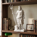 Statua di Poseidone in resina effetto gesso bianco con tridente e dettagli anatomici realistici
