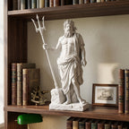 Statua di Poseidone in resina effetto gesso bianco con tridente e dettagli anatomici realistici