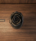 Statuetta Mano Scheletro con Rosa Nera in Resina | Scultura Gotica da Collezione | Arredamento Dark ed Elegante | Regalo Goth