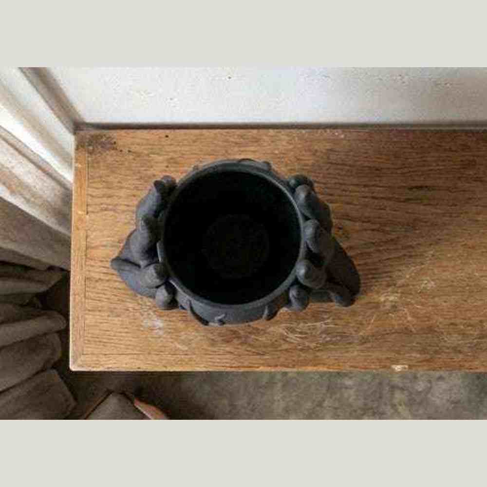 Whisper of the Void — 'Hands' Sculptural Vase in Matte Black Resin (30 cm). Two hands embracing the void, turning it into art. Whisper of the Void is a tribute to human anatomy and contemporary design: the shape of the hands.