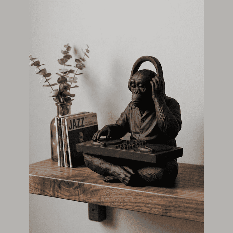 The DJ Chimp — Statuetta Scimmia in Resina Nera Opaca - Taraflo