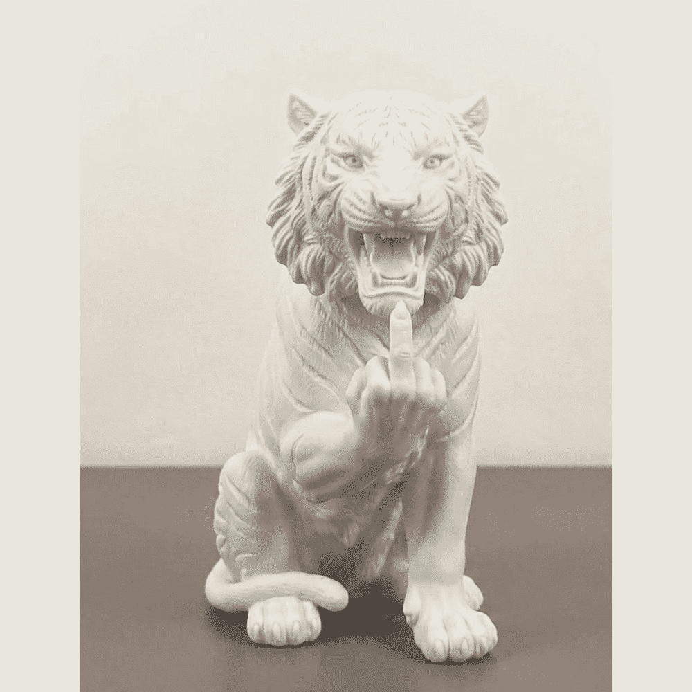 Tiger "Il Graffio dell'Ironia" — Resin Statue. Majestic, fierce… and with a one-of-a-kind gesture. A roaring tiger sitting on its hindquarters, raising a paw in a decidedly undiplomatic greeting. RealismTarafloTarafloTigre "Il Graffio dell'Ironia"