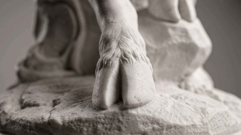 Fauno a Riposo — Scultura in Resina ABS Bianca Opaca - Taraflo