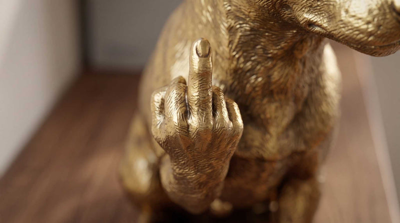 Statua cane con dito medio dorata, dettaglio muso