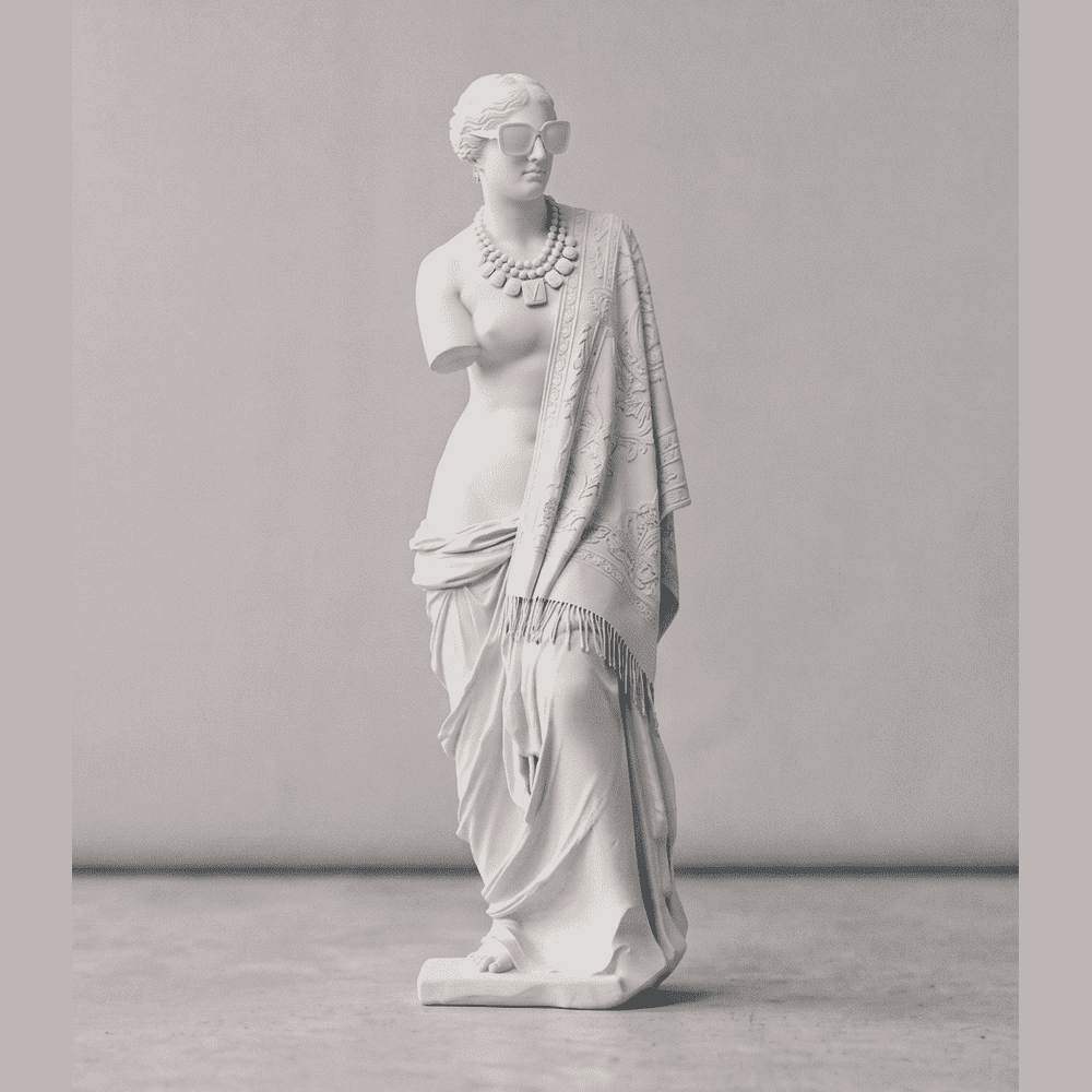 Scultura moderna Venere di Milo in resina bianca opaca senza braccia con occhiali da sole e design minimalista