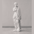 Scultura moderna Venere di Milo in resina bianca opaca senza braccia con occhiali da sole e design minimalista