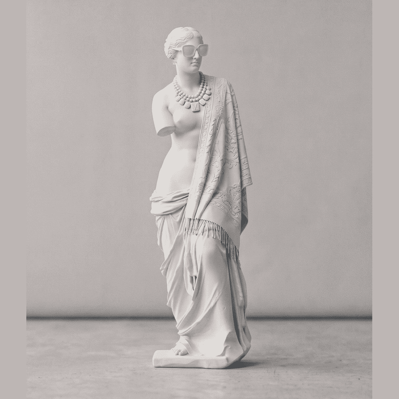 Scultura moderna Venere di Milo in resina bianca opaca senza braccia con occhiali da sole e design minimalista