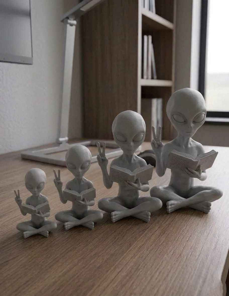 Alieno con Libro — Statuetta da Collezione in Resina - Taraflo