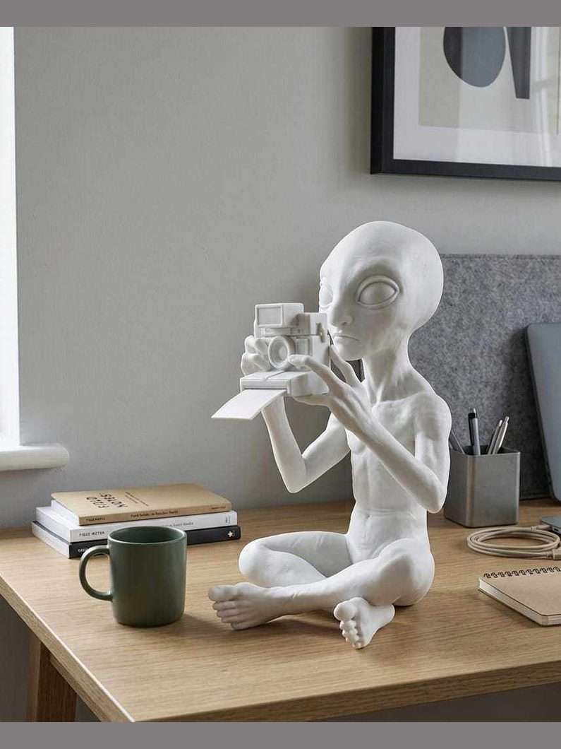 Alieno con Fotocamera Polaroid — Statuetta da Collezione in Resina - Taraflo