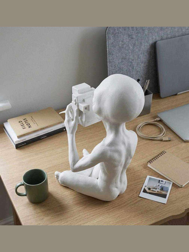 Alieno con Fotocamera Polaroid — Statuetta da Collezione in Resina - Taraflo