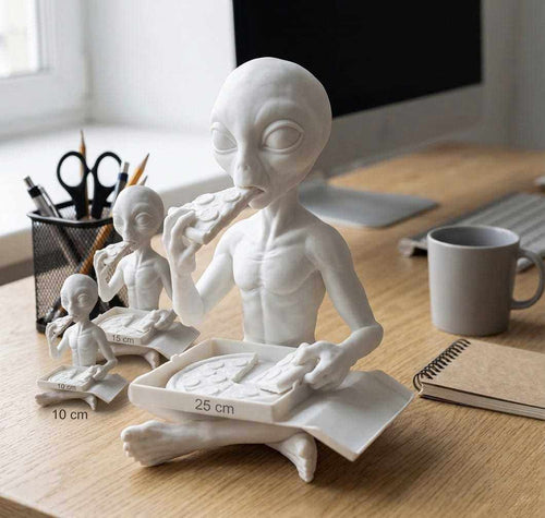 Alieno con Pizza — Statuetta da Collezione in ResinaUn piccolo visitatore da un altro mondo che ha scoperto il piatto migliore della Terra.L'Alieno con Pizza porta ironia e mistero intergalattico sulla tua scrivania: TarafloTarafloAlieno con Pizza