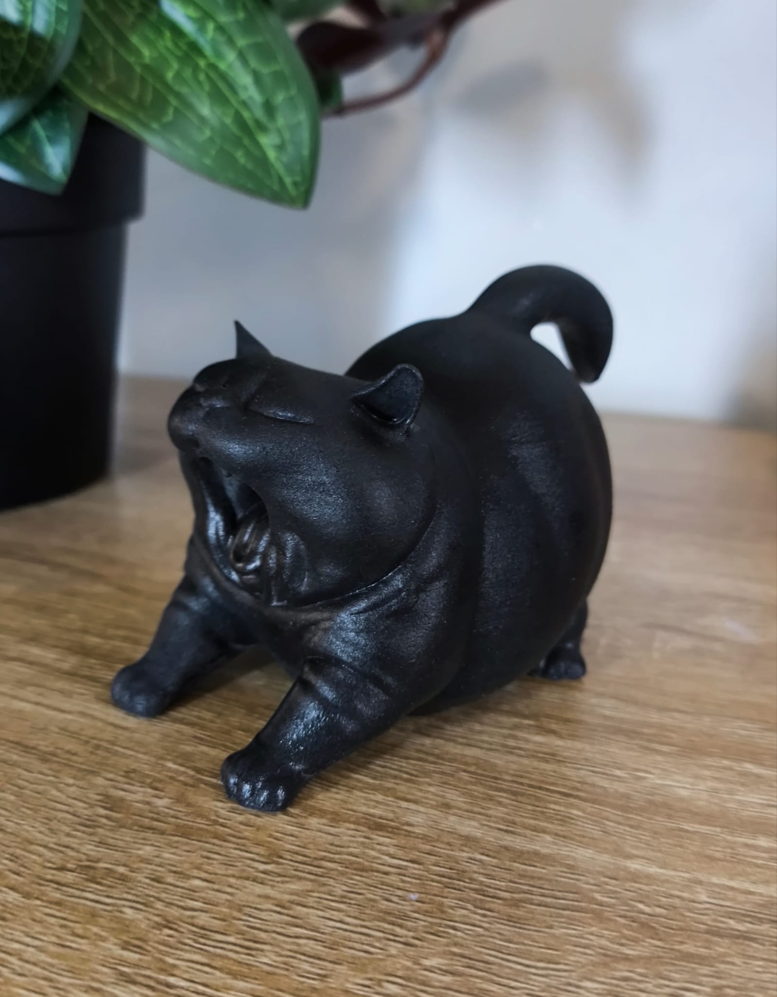 "Big Yawn & Stretch" – Statuetta del Risveglio Felino