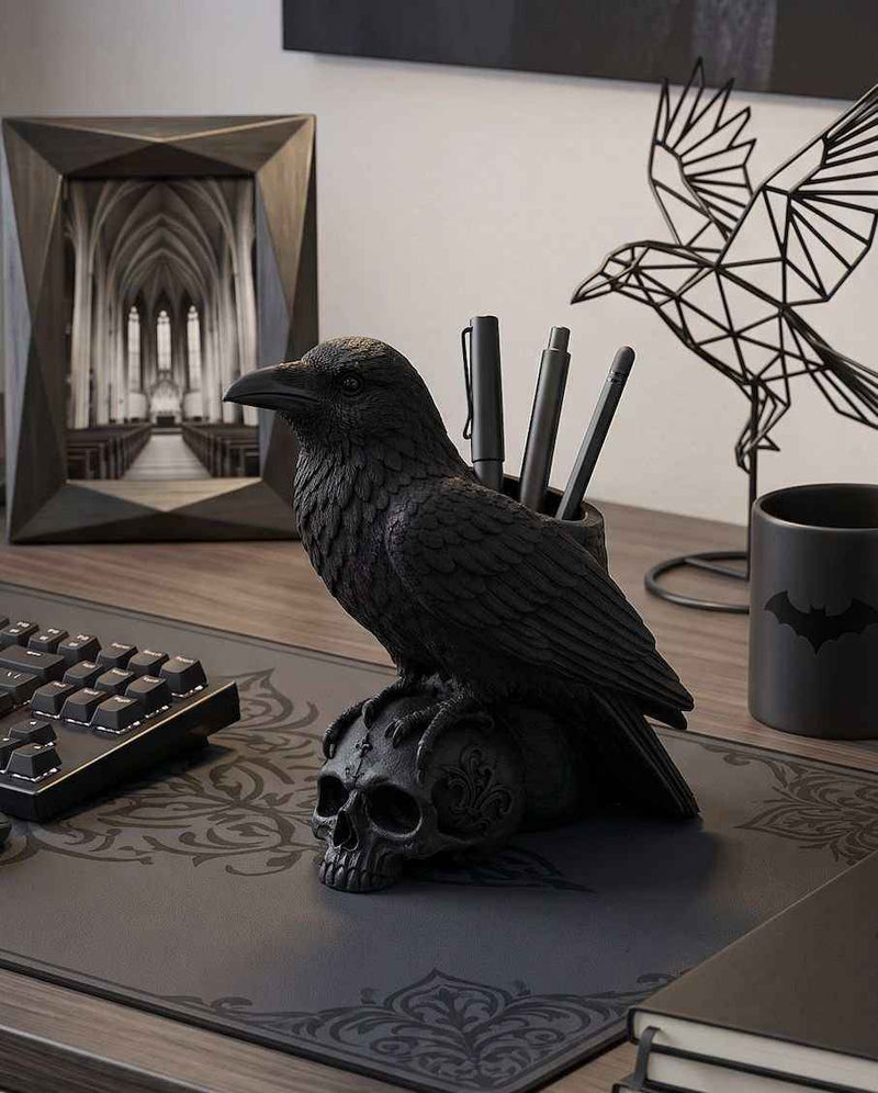 Corvo su Teschio — Portapenne Gotico in Resina Nera Opaca (20 cm)