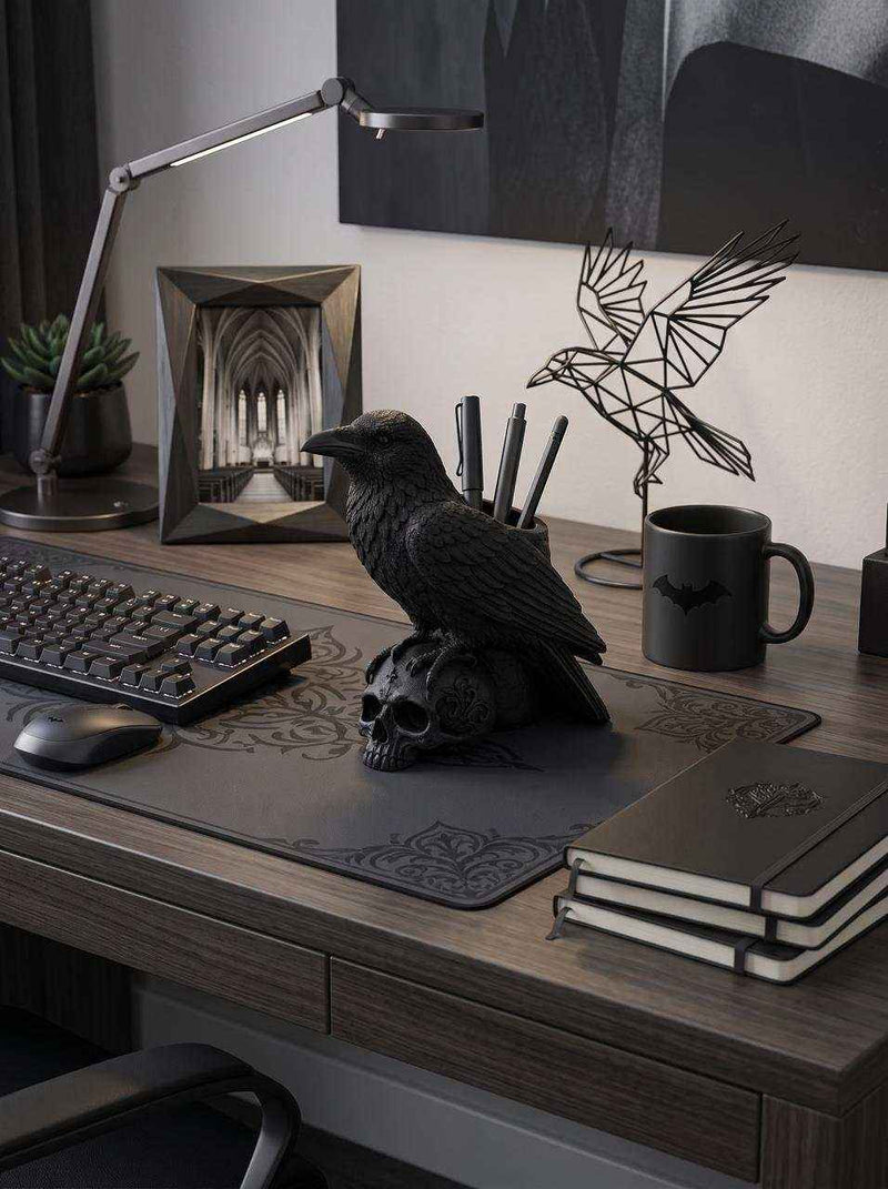 Corvo su Teschio — Portapenne Gotico in Resina Nera Opaca (20 cm) - Taraflo