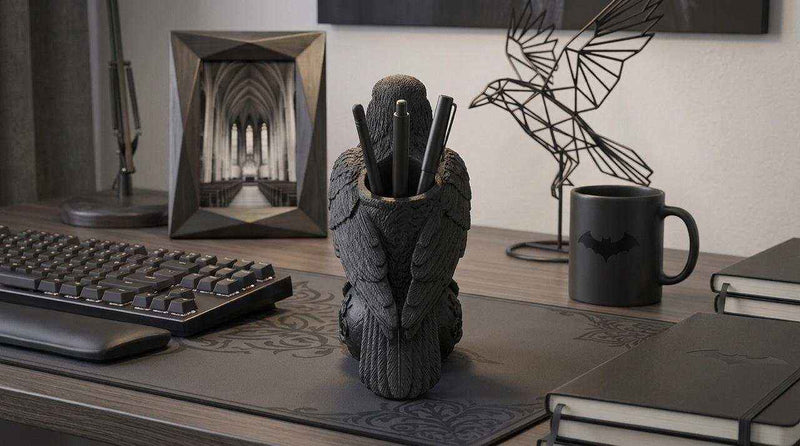 Corvo su Teschio — Portapenne Gotico in Resina Nera Opaca (20 cm) - Taraflo