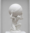 Scultura in marmo bianco di Atlante che sostiene il mondo, simbolo di forza e resistenza mitologica