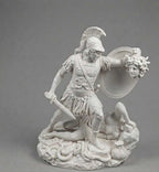 Scultura in resina di Perseo che tiene la testa di Medusa, dettaglio mitologico in stile neoclassico