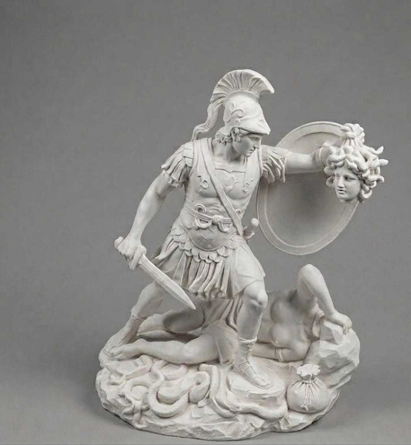 Scultura in resina di Perseo che tiene la testa di Medusa, dettaglio mitologico in stile neoclassico