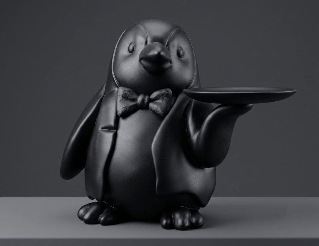 Statua pinguino maggiordomo in resina nera opaca con vassoio porta chiavi e gioielli elegante e funzionale