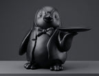 Statua pinguino maggiordomo in resina nera opaca con vassoio porta chiavi e gioielli elegante e funzionale