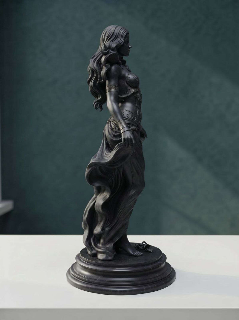 Dettaglio del bustino intagliato della statua Venere Nera in resina