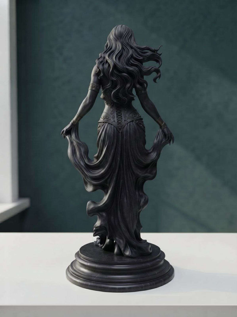 Vista laterale della scultura Afrodite Nera dark academia