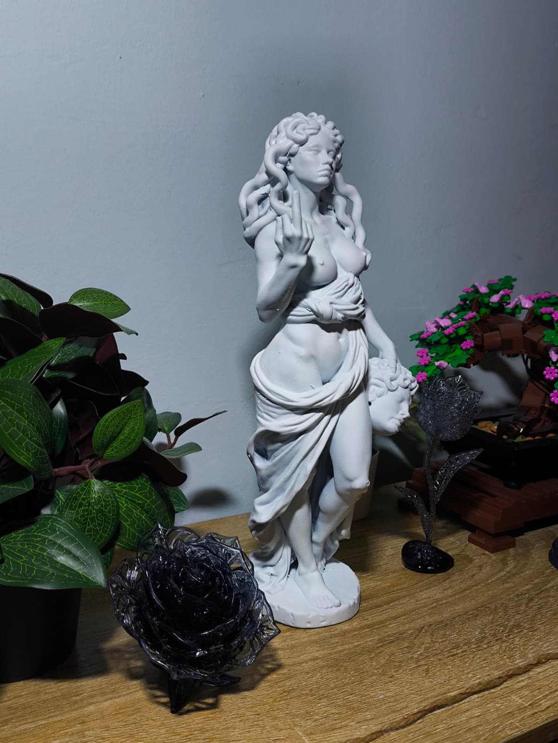 Scultura da Collezione Giuditta e Oloferne: Eleganza e Forza per Trasformare il Tuo Spazio - Taraflo