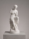 Scultura moderna Venere di Milo in marmo bianco su piedistallo di cemento minimalista