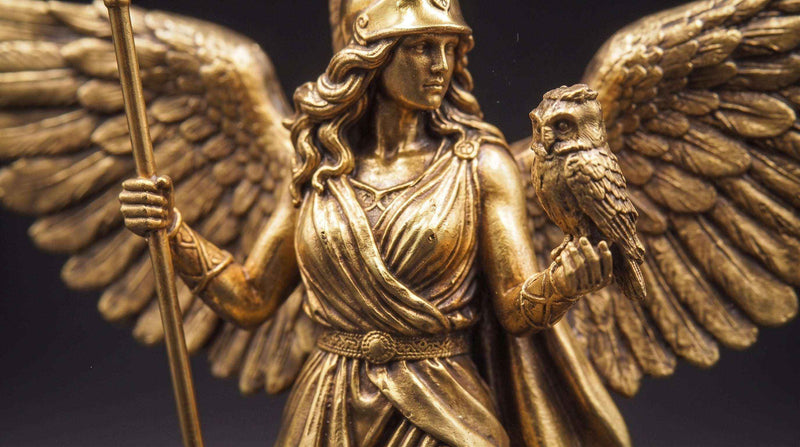 Statua Atena Alata Dorata – Scultura Dea della Saggezza con Civetta e Lancia