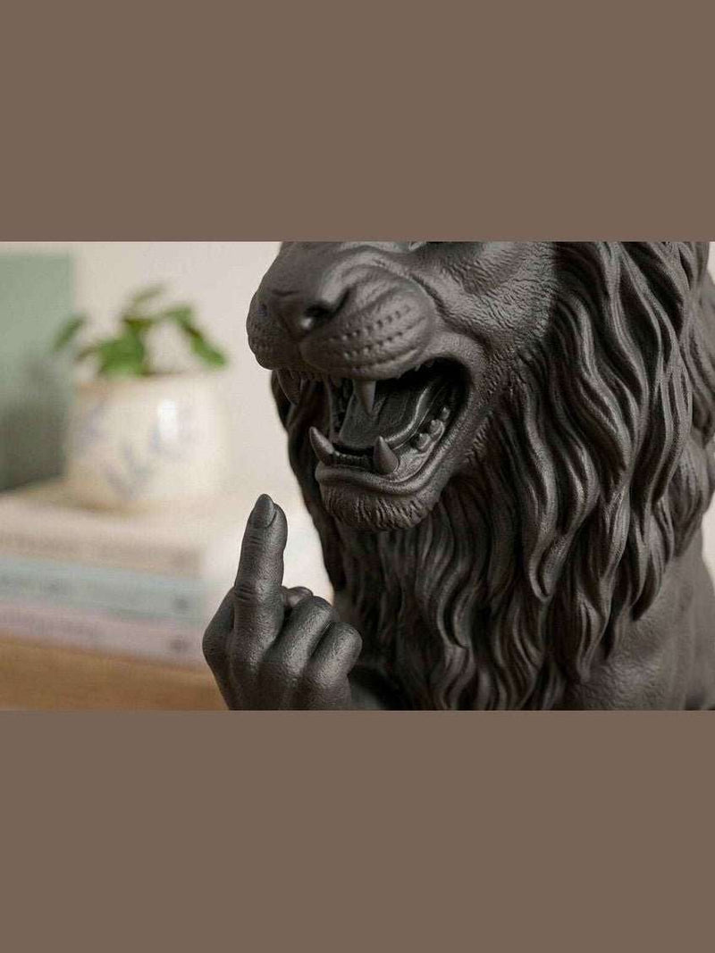 Leone «Il Sovrano Provocatore» — Statuetta in Resina Nera Opaca - Taraflo