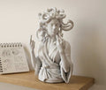 Statuetta Medusa in Resina: Un Tocco di Eleganza per la Tua ScrivaniaRivoluziona il Tuo Spazio con la Statuetta Medusa in ResinaLa statuetta Medusa in resina non è solo un semplice oggetto decorativo, ma una vera e propria espressioneTarafloTarafloMedusa — Statuetta