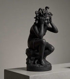 تحوّل ميدوسا: منحوتة راتنجية عن أسطورة التحوّل