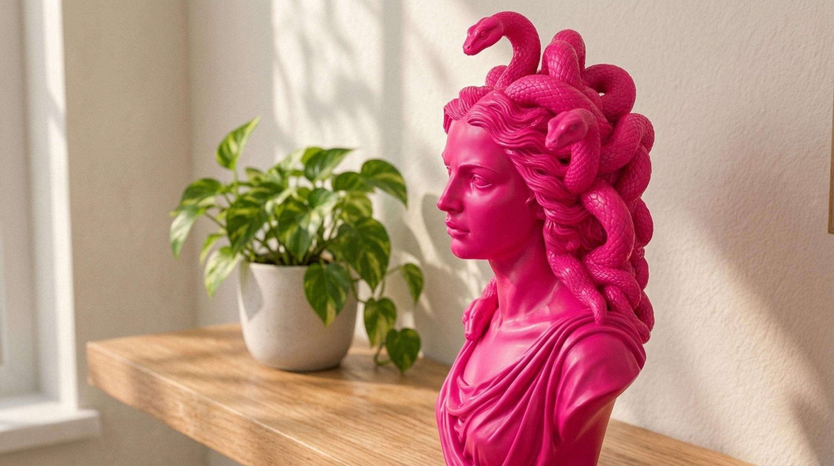 Busto Medusa Rosa Candy in Resina, Scultura Pop Art — immagine 4