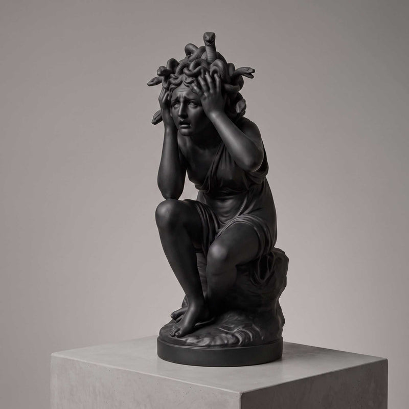 La Metamorfosi di Medusa, scultura in resina effetto marmo, vista laterale