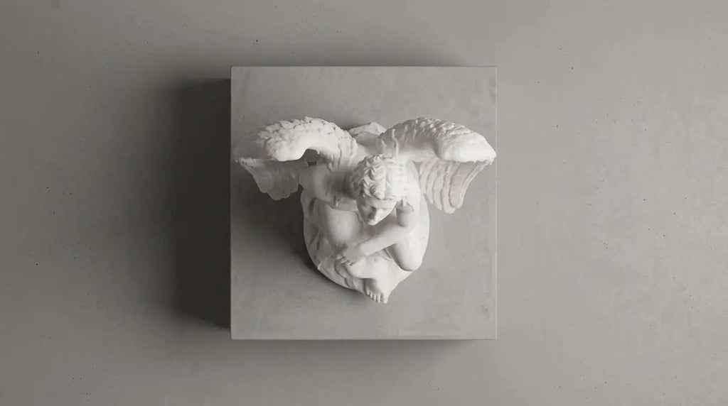 Statua in marmo bianco che ritrae La Caduta di Icaro nel mito con dettaglio neoclassico e espressione drammatica.