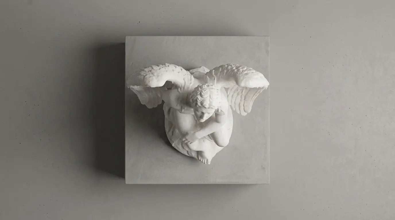 Statua in marmo bianco che ritrae La Caduta di Icaro nel mito con dettaglio neoclassico e espressione drammatica.
