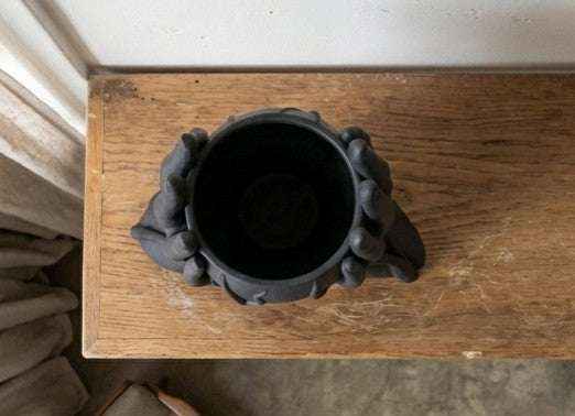 Sussurro del Vuoto — Vaso Scultoreo "Mani" in Resina Nera Opaca (30 cm) - Taraflo