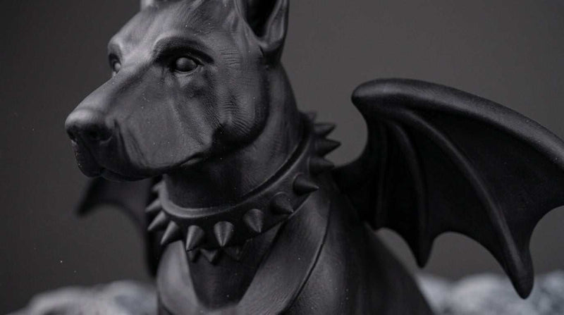 Statua cane gargoyle nera in resina, vista laterale collare borchiato