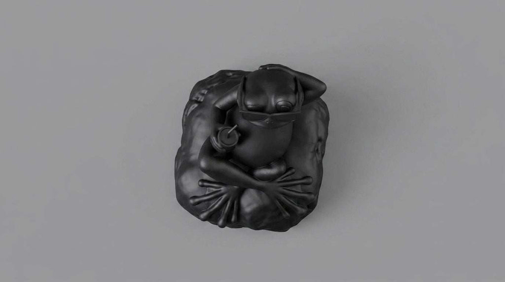 Statua Rana Relax Nera Opaca con Occhiali da Sole – Statuetta Decorativa Divertente e Modern Design in Resina