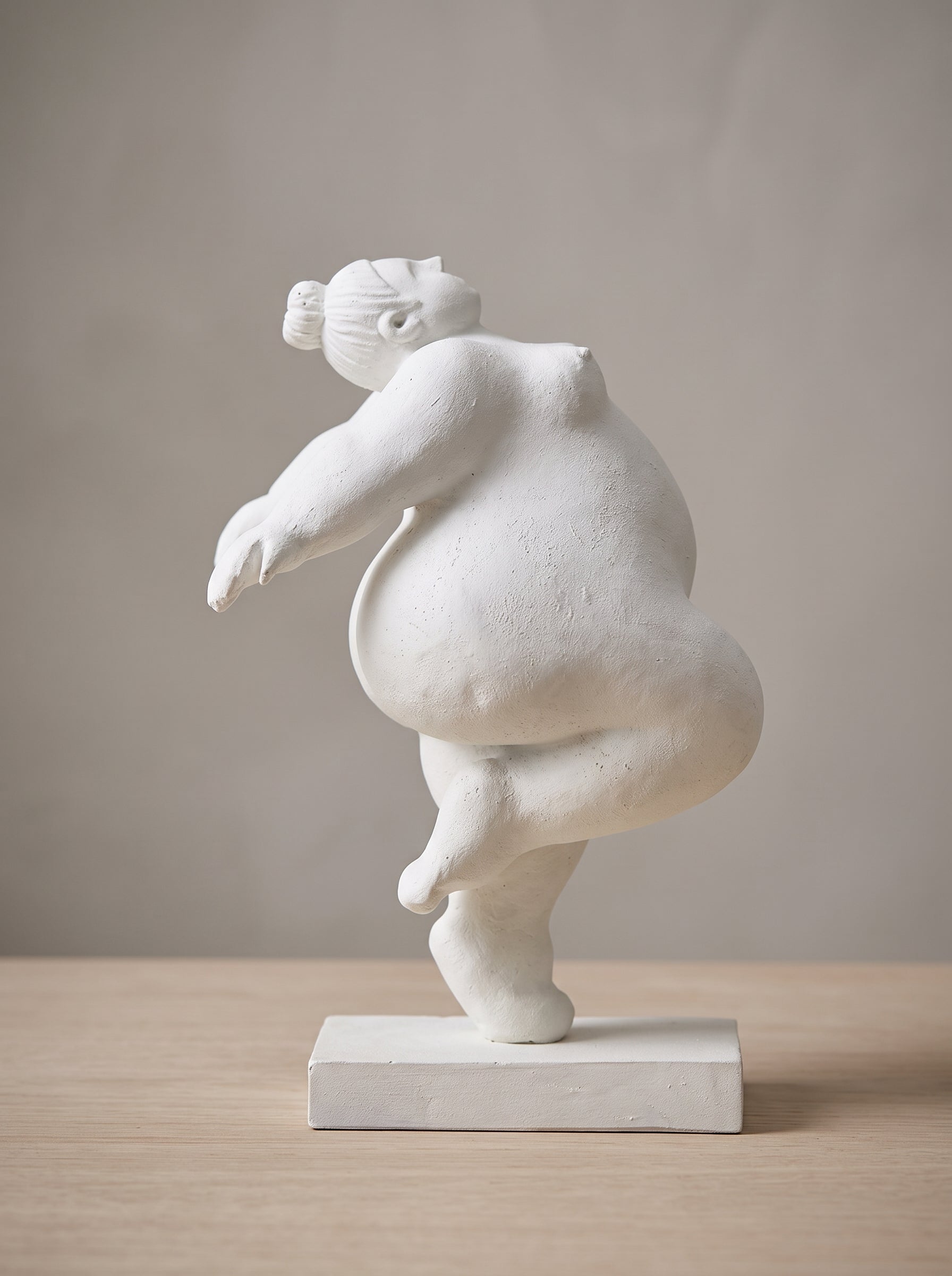 Statuetta decorativa Madre Natura vista da vicino, finitura effetto gesso