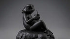 Statua Rana Relax Nera Opaca con Occhiali da Sole – Statuetta Decorativa Divertente e Modern Design in Resina