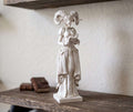 Statua spirituale effetto gesso bianco avorio: figura gotica con testa cornuta che legge un libro su mensola in legno