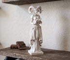 Statua spirituale effetto gesso bianco avorio: figura gotica con testa cornuta che legge un libro su mensola in legno